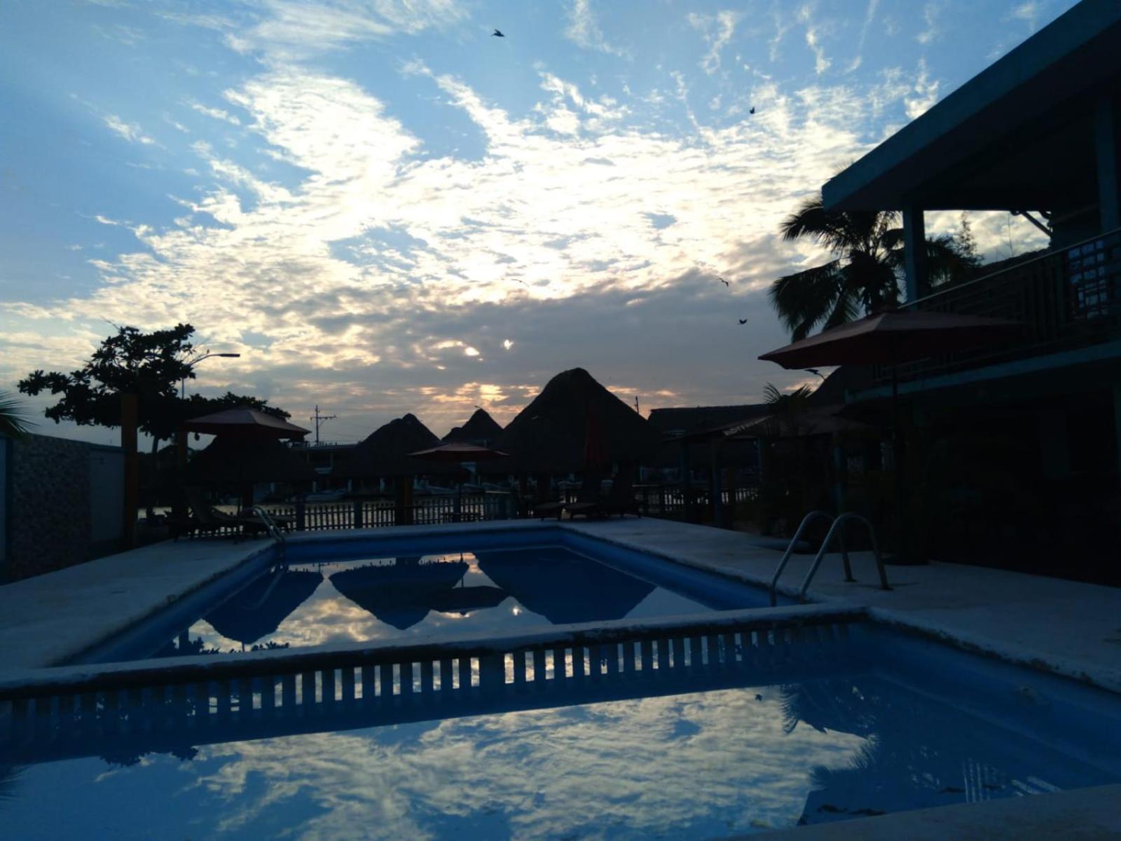 Hotel La Cueva Del Pirata カシータス エクステリア 写真