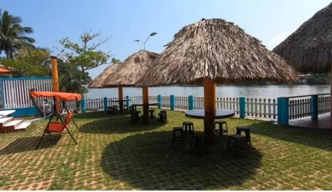 Hotel La Cueva Del Pirata カシータス エクステリア 写真